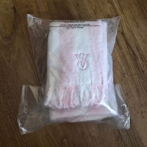 NEW Victoria’s Secret Cozy Blanket Scarf in White And Pink Heritage Stripe